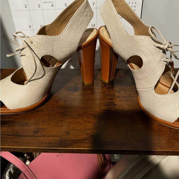 Brand New Pristine Bone and Tan Hobbs London Peek-a-Boo Lace Up Chunky Heels - Picture 6 of 7
